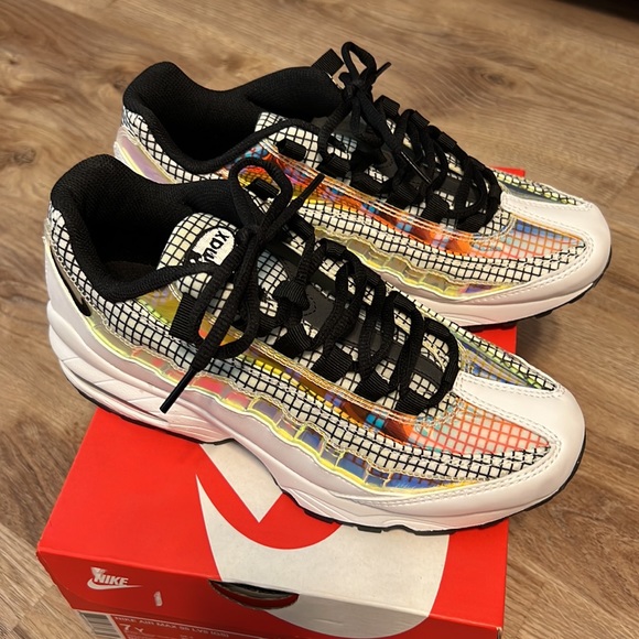 Nike Air Max 95 LV8 in White/Blue/Glaze Black - Picture 12 of 13